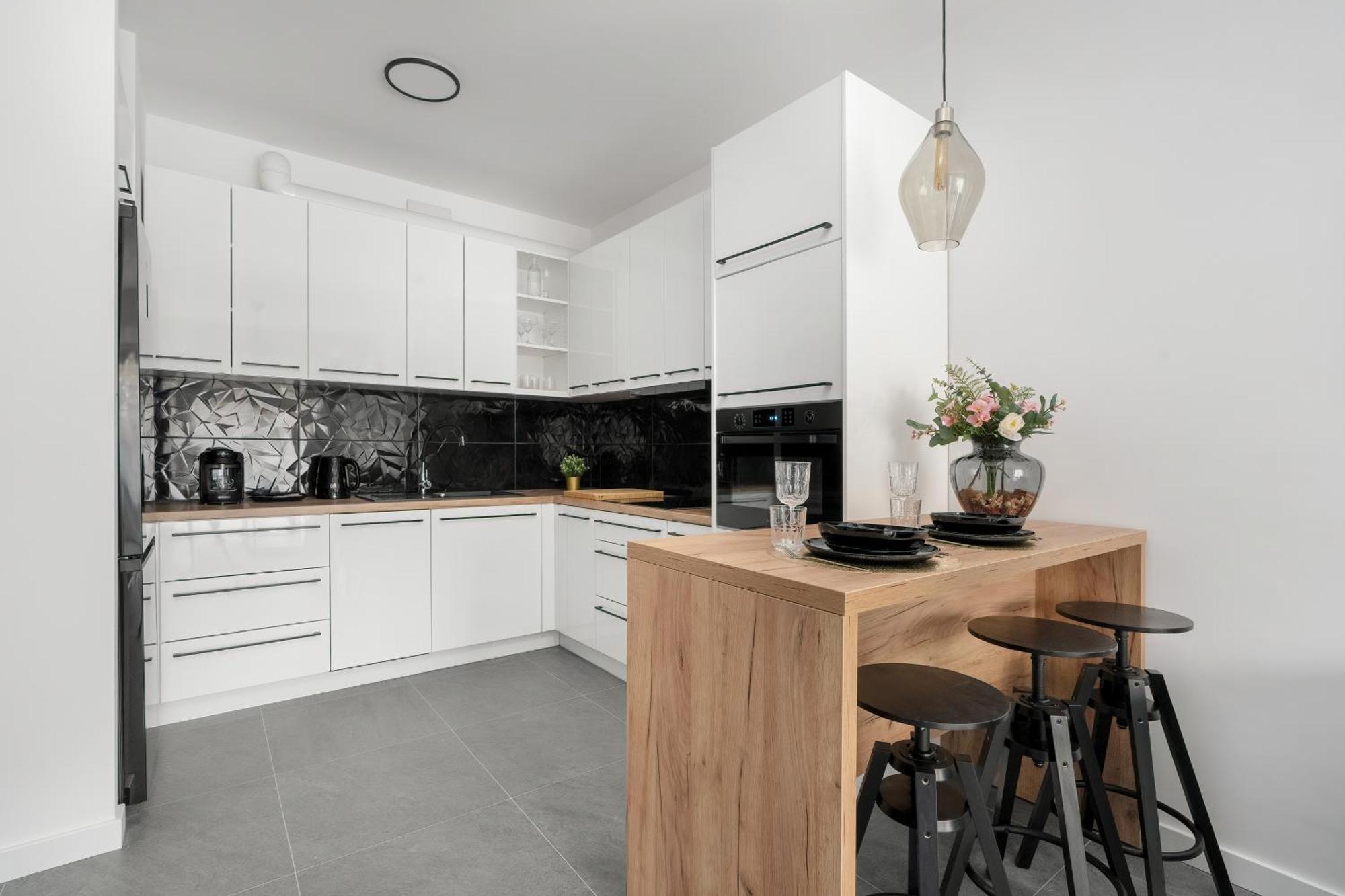 Center With Gym & Free Garage By Renters