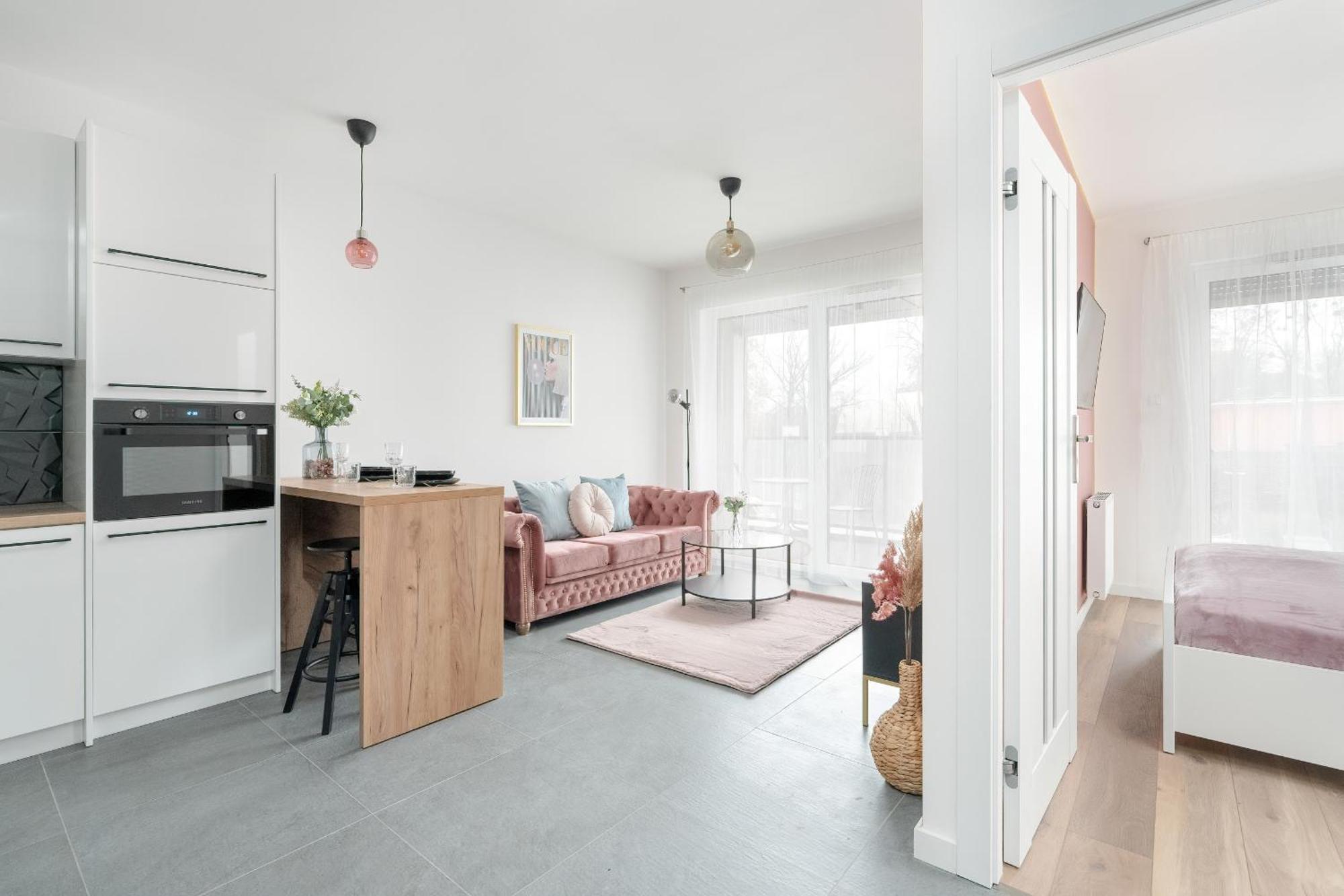 Center With Gym & Free Garage By Renters *