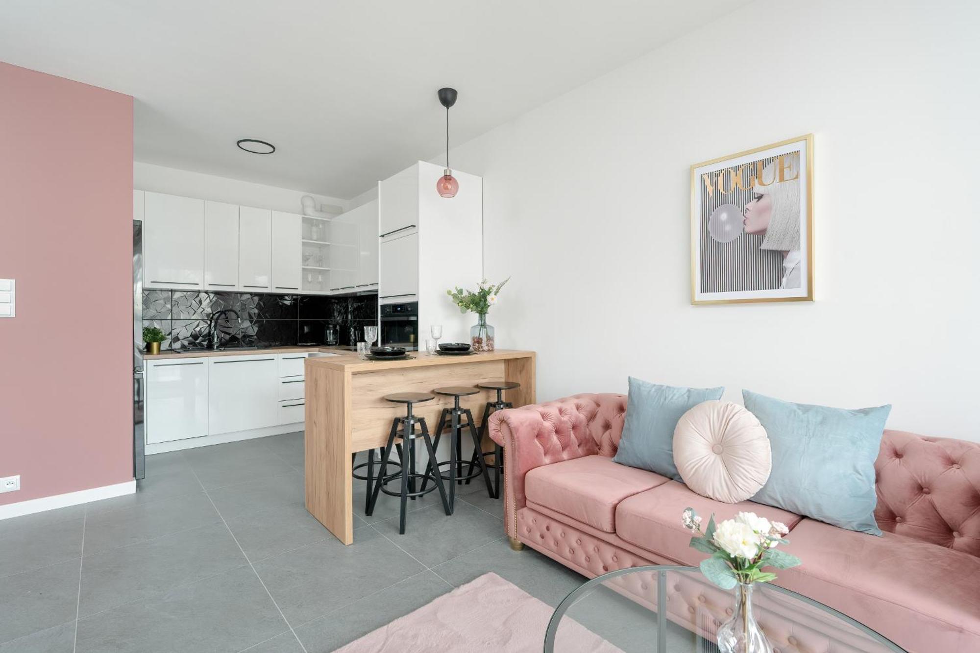 Center With Gym & Free Garage By Renters
